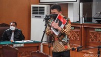 Ferdy Sambo saat masuk ke ruang sidang. Dia terlihat membawa buku berwarna hitam.