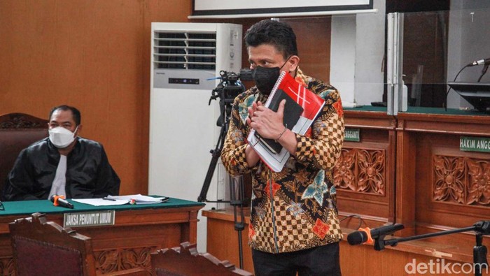 Ketika Ferdy Sambo Membuka Buku Hitam yang Selalu Dibawanya Ferdy Sambo selalu membawa buku berwarna hitam. Buku tersebut sempat dibaca saat sidang eksepsi di Pengadilan Negeri Jakarta Selatan, Senin (17/10/2022).