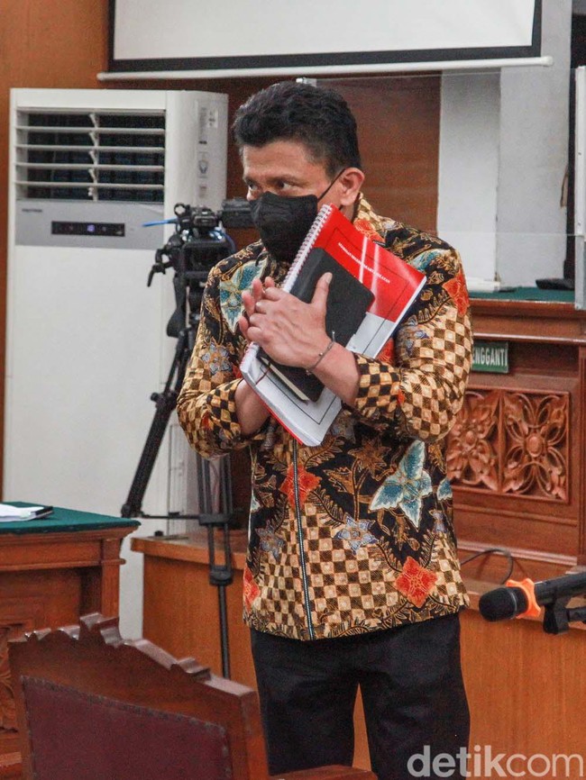 Ferdy Sambo menjalani sidang perdana kasus pembunuhan berencana Brigadir Nofriansyah Yosua Hutabarat dengan mengenakan kemeja batik. Pilihan busananya itu jadi sorotan netizen. Dia tampak memakai batik dengan motif modifikasi dari yang klasik hingga kaya warna dengan bentuk bunga. Foto: Ari Saputra