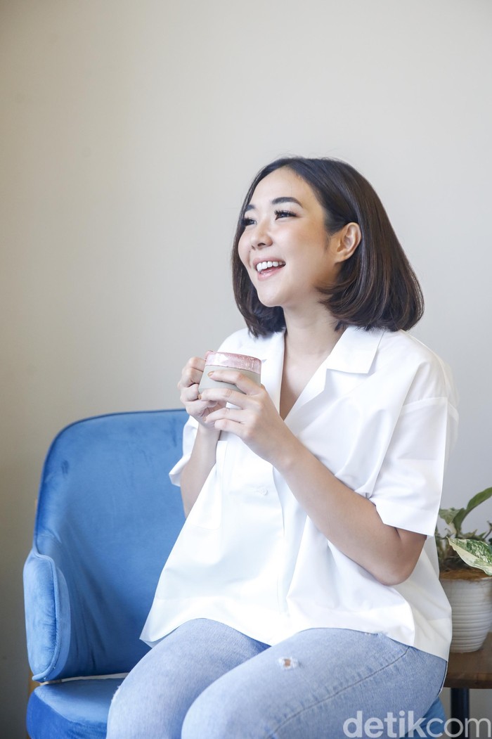 CEO Madame Gie Teddy Tjhin bersama salah satu Founder Madame Gie Gisella Anastasia memberikan keterangan kepada awak media terkait penarikan produk kosmeetik Madame Gie di pasaran, Senin (17/10/2022).  Belakangan, brand kosmetik Madame Gie milik selebriti Gisella Anastasia ramai menjadi perbincangan karena tiga produk naungannya ditarik oleh Badan Pengawas Obat dan Makanan (BPOM) RI gegara temuan zat pewarna berbahaya, yakni pewarna bahan tekstil.