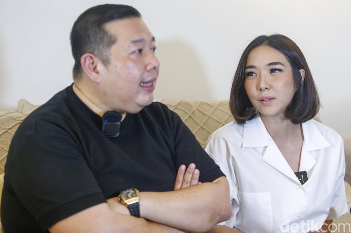 CEO Madame Gie Teddy Tjhin bersama salah satu Founder Madame Gie Gisella Anastasia memberikan keterangan kepada awak media terkait penarikan produk kosmeetik Madame Gie di pasaran, Senin (17/10/2022). Belakangan, brand kosmetik Madame Gie milik selebriti Gisella Anastasia ramai menjadi perbincangan karena tiga produk naungannya ditarik oleh Badan Pengawas Obat dan Makanan (BPOM) RI gegara temuan zat pewarna berbahaya, yakni pewarna bahan tekstil.