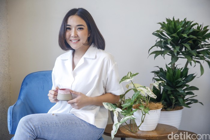Klarifikasi Madame Gie Usai Ditariknya Beberapa Produk Oleh BPOM CEO Madame Gie Teddy Tjhin bersama salah satu Founder Madame Gie Gisella Anastasia memberikan keterangan kepada awak media terkait penarikan produk kosmeetik Madame Gie di pasaran, Senin (17/10/2022). Belakangan, brand kosmetik Madame Gie milik selebriti Gisella Anastasia ramai menjadi perbincangan karena tiga produk naungannya ditarik oleh Badan Pengawas Obat dan Makanan (BPOM) RI gegara temuan zat pewarna berbahaya, yakni pewarna bahan tekstil.
