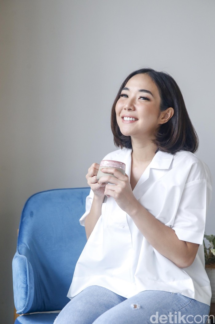 Klarifikasi Madame Gie Usai Ditariknya Beberapa Produk Oleh BPOM CEO Madame Gie Teddy Tjhin bersama salah satu Founder Madame Gie Gisella Anastasia memberikan keterangan kepada awak media terkait penarikan produk kosmeetik Madame Gie di pasaran, Senin (17/10/2022). Belakangan, brand kosmetik Madame Gie milik selebriti Gisella Anastasia ramai menjadi perbincangan karena tiga produk naungannya ditarik oleh Badan Pengawas Obat dan Makanan (BPOM) RI gegara temuan zat pewarna berbahaya, yakni pewarna bahan tekstil.