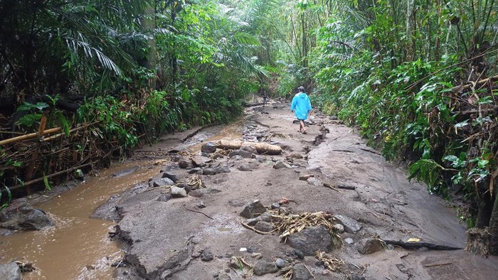 Kondisi jalan di Bebandem, Karangasem, Bali, usai diterjang banjir besar, Senin (17/10/2022).