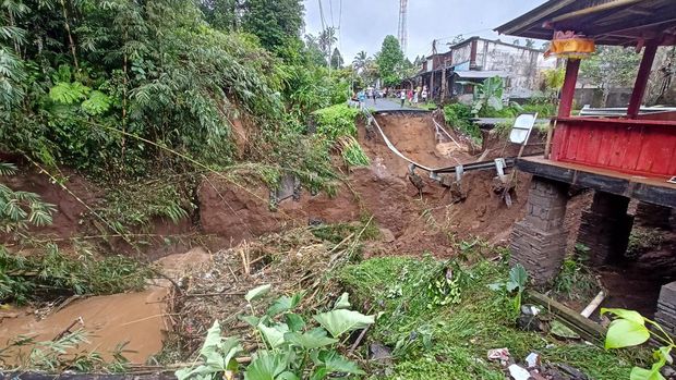 Kondisi jembatan Yeh Kajang di Desa Tua, Tabanan, Bali, terputus pada Senin (16/10/2022).
