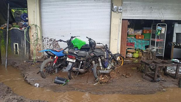 Kondisi motor warga yang sempat hanyut karena banjir besar di Bebandem, Karangasem, Bali, Senin (17/10/2022).
