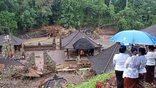 Kondisi Pura Pucak Manik Toya di Banjar Umadiwang, Desa Batannyuh, Kecamatan Marga, Tabanan, rusak usai terendam luapan air sungai atau Tukad Yeh Sungi pada Senin (17/10/2022) pagi. (istimewa)