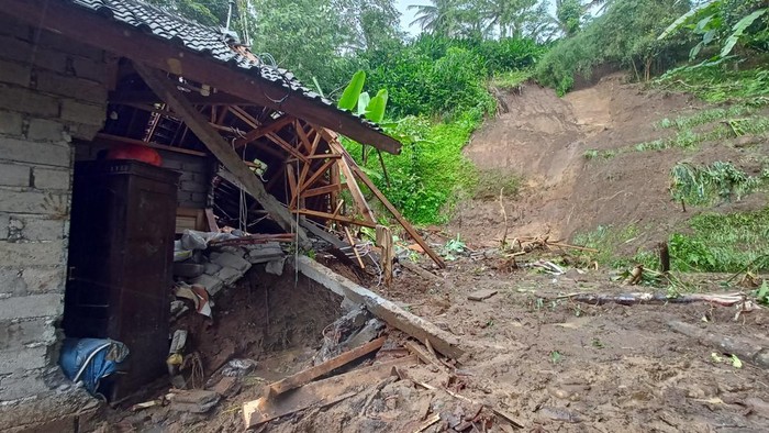 Kondisi rumah Kadek Mega Antara, warga Banjar/Desa Apuan, Kecamatan Baturiti, yang setengahnya hancur tertimpa longsor, Senin (17/10/2022). (chairul amri simabur/detikBali)