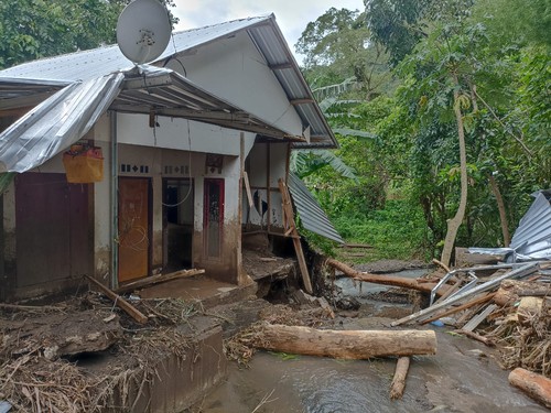 Kondisi rumah warga terdampak longsor di Dusun Badung, Desa Malaka, Kecamatan Pemenang, Kabupaten Lombok Utara, Senin (17/10/2022).