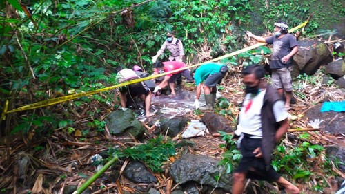 Lansia di Banjar Tanah Embut, Desa Satra, Kecamatan Kintamani, Kabupaten Bangli ditemukan tewas di dasar jurang setelah hilang selama satu minggu. (Dok. Polsek Kintamani)
