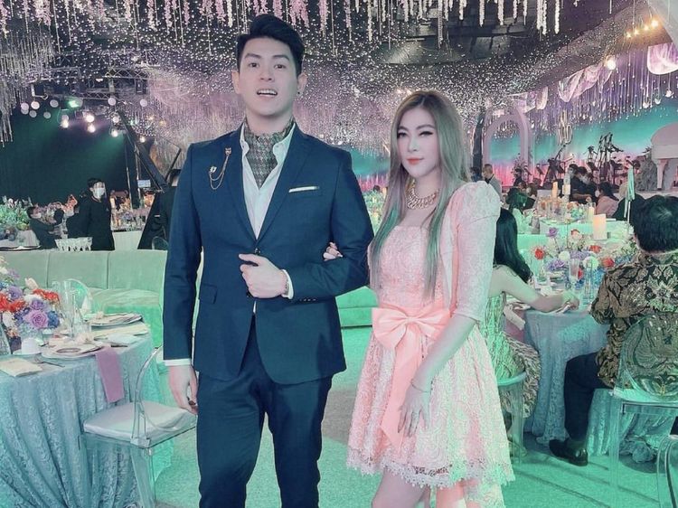 Potret Lelyana Sunjoyo, Istri Andy Sugar yang Viral karena Medok