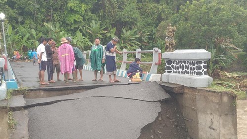 Lokasi jembatan yang putus akibat diterjang banjir bandang, mengakibatkan seorang siswa jatuh dan terseret arus, di Desa Penyaringan, Kecamatan Mendoyo, Kabupaten Jembrana Bali Senin (17/10/2022).
