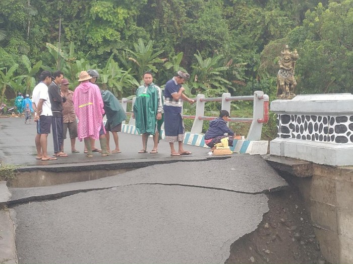 Lokasi jembatan yang putus akibat diterjang banjir bandang, mengakibatkan seorang siswa jatuh dan terseret arus, di Desa Penyaringan, Kecamatan Mendoyo, Kabupaten Jembrana Bali Senin (17/10/2022).