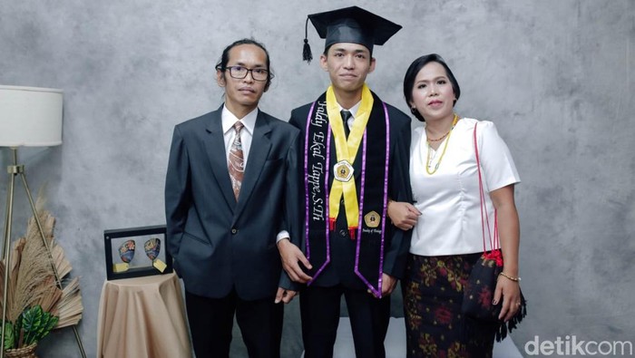 Mahasiswa UKI Toraja meraih gelar Sarjana Teologi usai meneliti anime One Piece