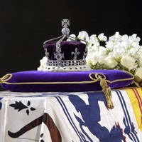 Sesuai wasiat mendiang Ratu Elizabeth II, Camilla berhak mendapat gelar queen consort atau permaisuri jika Charles naik takhta sebagai raja Inggris. Dengan restu Ratu, Camilla juga mendapat warisan sejumlah koleksi perhiasan. Termasuk sebuah mahkota yang rencananya akan Camilla pakai saat penobatan suaminya sebagai raja pada Mei 2023. Dilansir dari Mirror, mahkota tersebut dihiasi berlian Koh-i-Noor yang kabarnya memiliki sejarah kelam. (Foto: Tim Graham Photo Library via Getty Images)