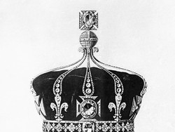 Foto: Mahkota Camilla yang Kontroversial, Sampai Picu Protes India