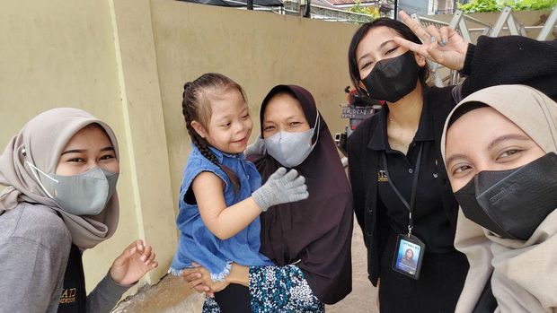 Khairani mengalami down syndrome, penyakit saluran pernapasan hingga suka melukai dirinya sendiri. Yuk, bantu kesembuhan Khairani dengan donasi di berbuatbaik.