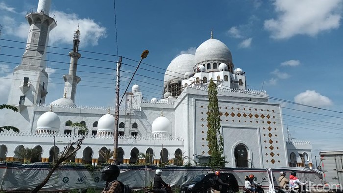 Masjid Raya Sheikh Zayed Al Nahyan, Gilingan, Banjarsari, Solo
