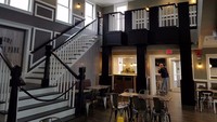 Bangunan restoran cepat saji ini terdiri dari dua lantai. Penghubung antara lantai dasar dan lantai duanya dilengkapi dengan tangga berkonsep elegan. Foto: Trip Advisor