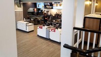 Tidak seperti gerai lainnya, meja kasir di McD ini dibuat lebih rendah. Hal ini membuat suasana dapurnya lebih terbuka layaknya memesan makanan di dapur rumah sendiri. Foto: Trip Advisor
