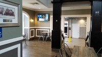 Desain interior dari gerai McD yang satu ini juga tetap dipertahankan aslinya. Lantai, meja dan dinding kayu menambah kesan homey pada gerai McD Denton House. Foto: Trip Advisor