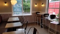 Walaupun membuat bangunan tua menjadi tampak modern, gerai McD ini tetap menggunakan sentuhan desain klasik. Salah satunya dari penggunaan meja dan kursi tinggi di beberapa sudut tertentu gerainya. Foto: Trip Advisor