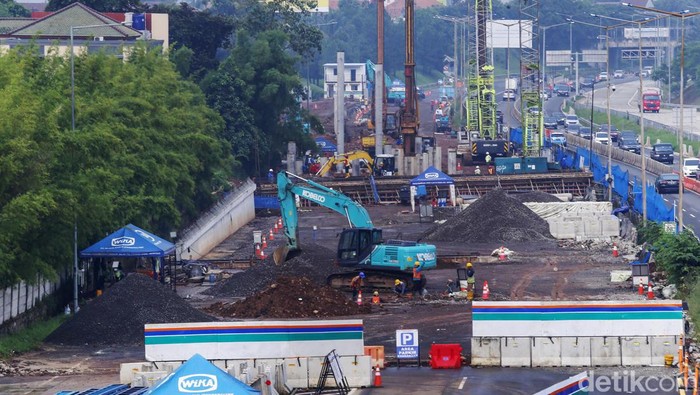 Sejumlah kendaraan melintas di samping proyek penanganan banjir di KM 8 Tol Pondok Aren - Serpong, Tangerang Selatan, Banten, Senin (17/10/2022). Kementerian PUPR melakukan pengerjaan berupa penggantian box culvert dengan jembatan selebar 20 meter hingga peninggian jalan sebagai penanganan banjir yang kerap terjadi di tol tersebut dan ditargetkan selesai pada Mei 2023.