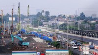 Selain itu, jalan juga ditinggikan. Direktur Jenderal Bina Marga Kementerian PUPR menjelaskan peninggian jalan tol tersebut untuk mengamankan jalur lalu lintas agar tidak terputus. 