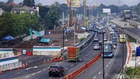 Sejumlah kendaraan melintas di samping proyek penanganan banjir di KM 8 Tol Pondok Aren-Serpong, Tangerang Selatan, Banten, Senin (17/10/2022).