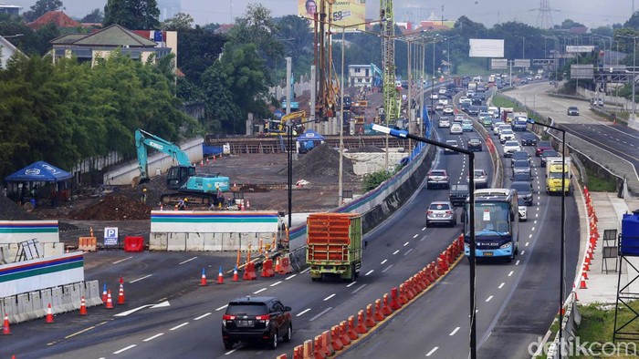 Melihat Proyek Penaganan Banjir Tol Pondok Aren-Serpong Sejumlah kendaraan melintas di samping proyek penanganan banjir di KM 8 Tol Pondok Aren - Serpong, Tangerang Selatan, Banten, Senin (17/10/2022). Kementerian PUPR melakukan pengerjaan berupa penggantian box culvert dengan jembatan selebar 20 meter hingga peninggian jalan sebagai penanganan banjir yang kerap terjadi di tol tersebut dan ditargetkan selesai pada Mei 2023.