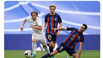 Luka Modric menguasai lini tengah membuat pemain Barcelona seakan anak sekolahan. Foto: Twitter