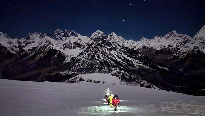Menapaki Dinginnya Salju Himalaya Kala Pendaki Indonesia Tiba di Puncak Mera Peak Tim Putra Perkasa Abadi (PPA) Ekspedisi Himalaya kembali mengibarkan bendera Merah Putih di puncak Mera Peak, Pegunungan Himalaya, Nepal.