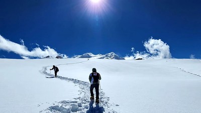 Potret Dinginnya Salju Himalaya Kala Pendaki Indonesia Tiba di Puncak Mera Peak