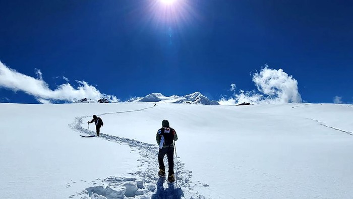 Menapaki Dinginnya Salju Himalaya Kala Pendaki Indonesia Tiba di Puncak Mera Peak Tim Putra Perkasa Abadi (PPA) Ekspedisi Himalaya kembali mengibarkan bendera Merah Putih di puncak Mera Peak, Pegunungan Himalaya, Nepal.