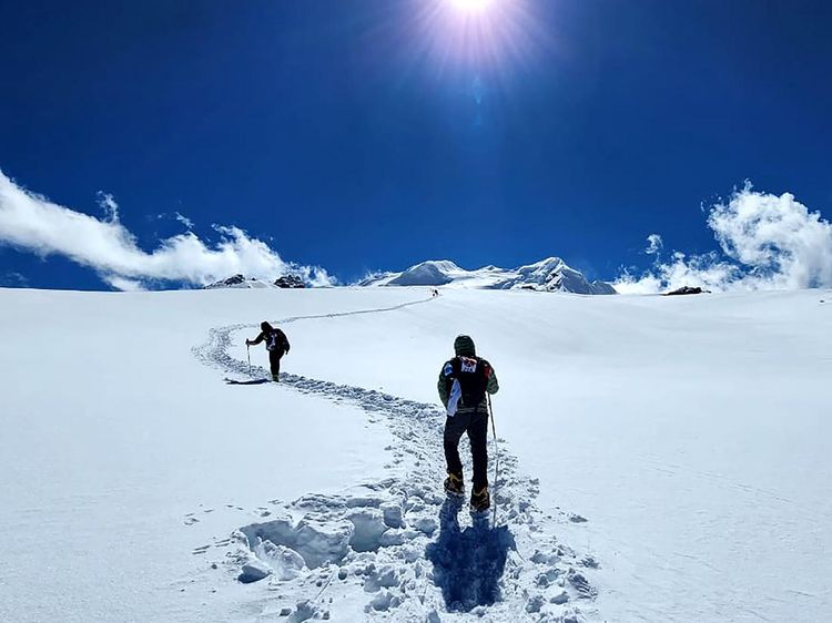 Potret Dinginnya Salju Himalaya Kala Pendaki Indonesia Tiba di Puncak Mera Peak