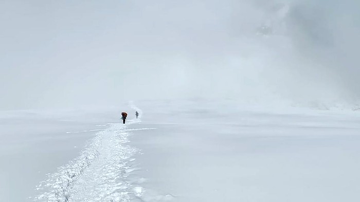 Tim Putra Perkasa Abadi (PPA) Ekspedisi Himalaya kembali mengibarkan bendera Merah Putih di puncak Mera Peak, Pegunungan Himalaya, Nepal.