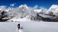 Bukan tanpa halangan dan rintangan, mereka harus menembus badai dan cuaca buruk sepanjang jalur pendakian. Tapi, semua itu terbayar dengan kibaran sang merah putih di puncak mera peak.