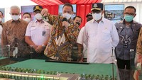Pengembangan Stasiun Tigaraksa berkonsep TOD ini akan dilakukan dalam tiga seksi yani Seksi A renovasi Stasiun Tigaraksa eksisting, Seksi B jembatan pejalan kaki akses ke Stasiun Tigaraksa ekstension dan Seksi C pembangunan Stasiun Tigaraksa ekstension. Sementara itu, pembangunan flyover di Tenjo, Kabupaten Bogor, akan menghilangkan perlintasan sebidang, sehingga dapat meningkatkan aspek keselamatan dan kelancaran perjalanan kereta.