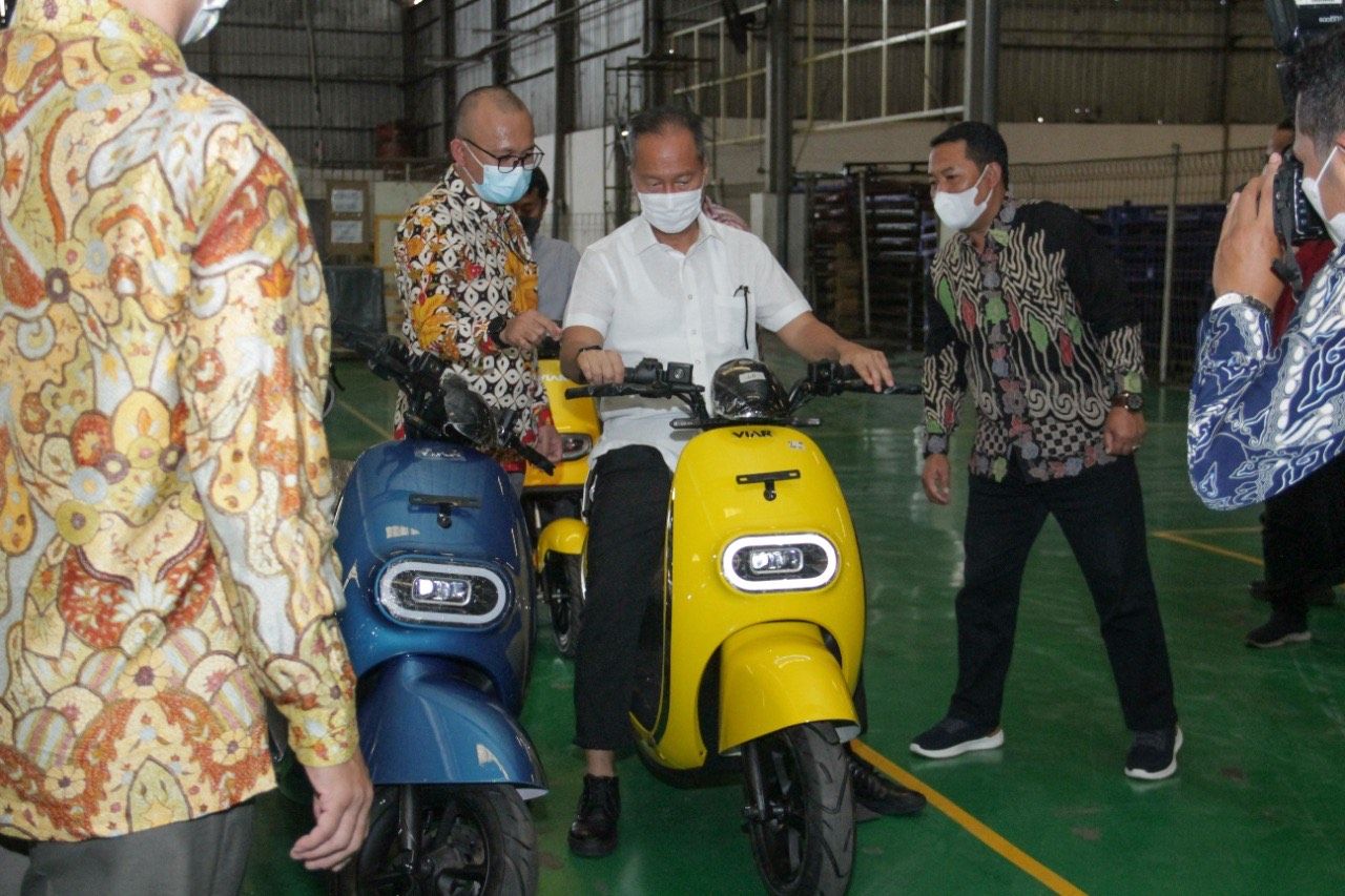 Menperin Kunjungi Pabrik Motor Listrik Viar