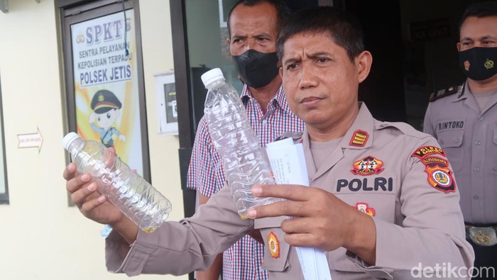 Kapolsek Jetis AKP Hatta Azharudin saat memberikan keterangan di Polsek Jetis, Senin (17/10/2022).