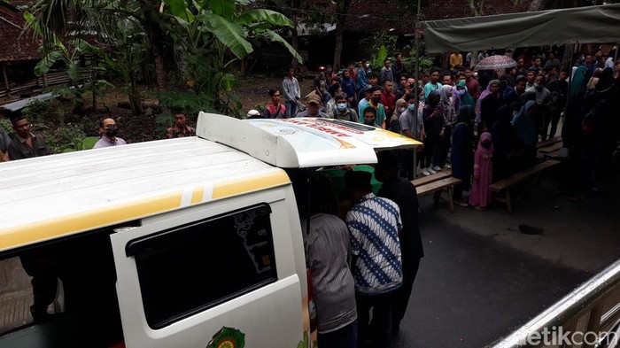 Suasana rumah duka salah sau korban moras oplosan yang meninggal malam tadi berinisial IR.