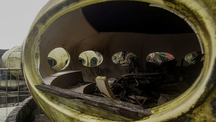 This picture taken on October 4, 2022 shows abandoned unidentified flying object (UFO) shaped houses at the Feitsui beach, also as know as Emerald Bay or Green Bay, in Wanli District, New Taipei City. - The abandoned UFO houses were reformed from Finnish architect Matti Suuronen design 'Futuro House' by Taiwanese businessman Su Ming in 1980. (Photo by Sam Yeh / AFP) (Photo by SAM YEH/AFP via Getty Images)