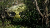 Yang lebih seram lagi, beredar rumor kalau resor itu dibangun di atas sebuah pemakaman Belanda. Sejumlah penampakan hantu menyeramkan pun sempat terlihat oleh para pekerja.  