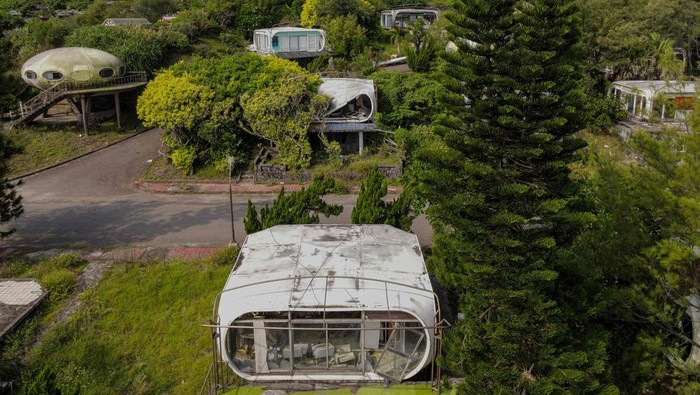 Misteri Resor Berbentuk UFO di Taiwan yang Kini Jadi Kota Mati Pandangan udara bangunan-bangunan berbentuk UFO yang terbengkalai di pantai Feitsui, Distrik Wanli, Kota Taipei, Taiwan, Selasa (4/10/2022).
