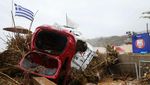 Mobil-mobil Jadi Korban Ganasnya Banjir Bandang di Yunani