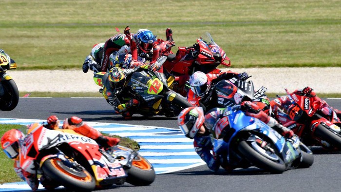 TOPSHOT - Ducati Lenovo's Australian rider Jack Miller (R) crashes with LCR Honda Castrol's Spanish rider Alex Marquez during the MotoGP Australian Grand Prix at Phillip Island on October 16, 2022. - -- IMAGE RESTRICTED TO EDITORIAL USE - STRICTLY NO COMMERCIAL USE -- (Photo by John MORRIS / AFP) / -- IMAGE RESTRICTED TO EDITORIAL USE - STRICTLY NO COMMERCIAL USE -- (Photo by JOHN MORRIS/AFP via Getty Images)
