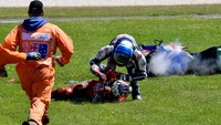 Alex Marquez (kanan) mengecek kondisi Jack Miller (kiri) setelah kecelakaan. Miller sejatinya tampil cukup bagus di awal-awal lap. Dia sempat menyodok ke barisan depan, bergabung bersama pebalap-pebalap Ducati lainnya. Bahkan dia sempat yakin bisa finis di barisan terdepan, kendati dia memulai balapan dari posisi delapan.