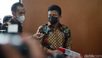 Pantauan detikcom di ruang sidang utama PN Jaksel, Senin (17/10/2022), Sambo mengenakan kemeja batik lengan panjang.