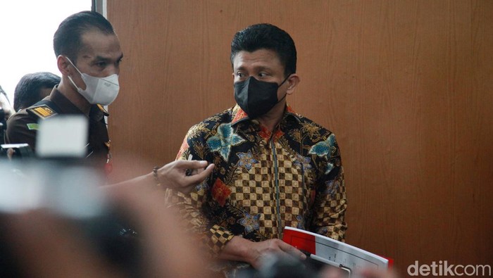 Sidang Ferdy Sambo di PN Jaksel telah dimulai. Ferdy Sambo tampak memasuki ruang sidang dengan membawa buku hitam.