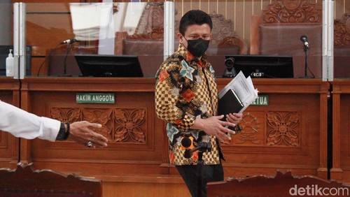 Sidang Ferdy Sambo di PN Jaksel telah dimulai. Ferdy Sambo tampak memasuki ruang sidang dengan membawa buku hitam.